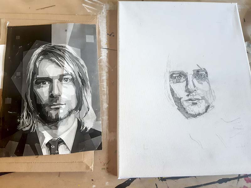 Links ist eine schwarz-weiß Fotografie von Curt Cobain zu sehen, rechts davon eine Bleistiftskizze des Fotos.