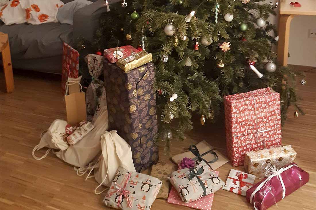 Geschmückter Weihnachtsbaum mit Geschenken