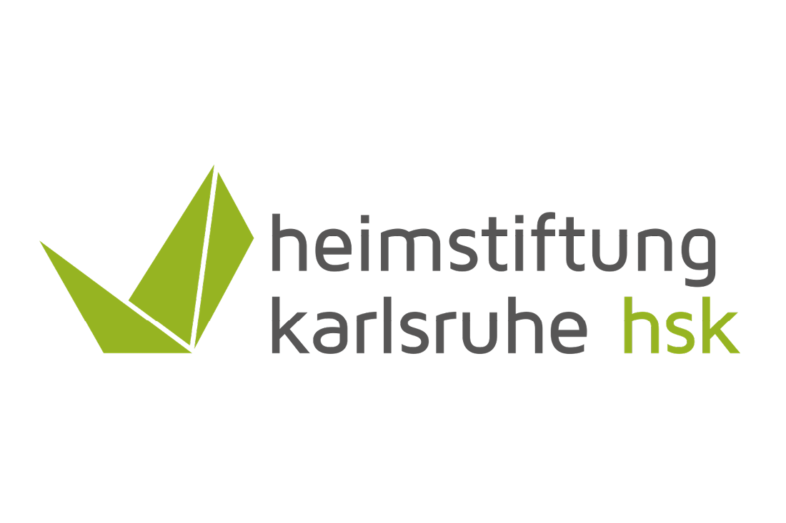 Logo der Heimstiftung Karlsruhe. Links grüne dreieckige Ornamente, rechts davon steht heimstiftung karlsruhe hsk in Kleinbuchstaben
