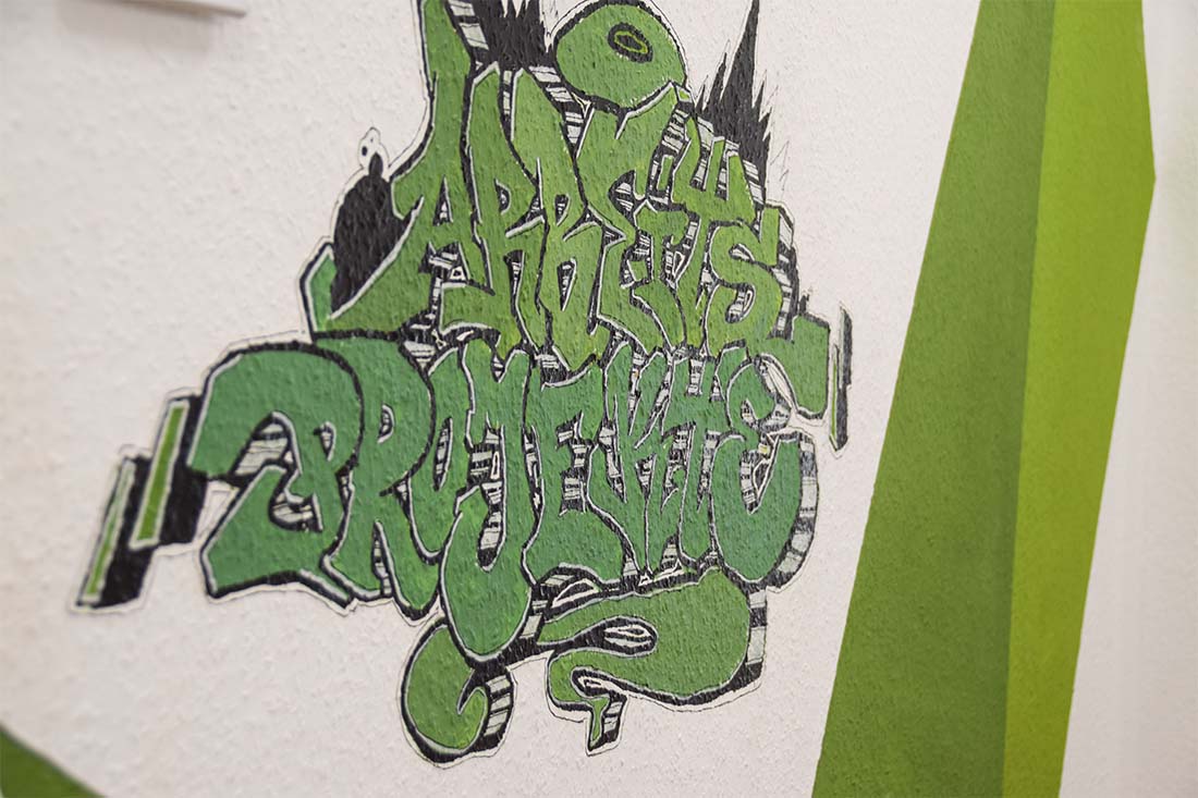Verschnörkeltes in Grüntönen gehaltenes Text-Graffiti mit dem Namen des Projekts